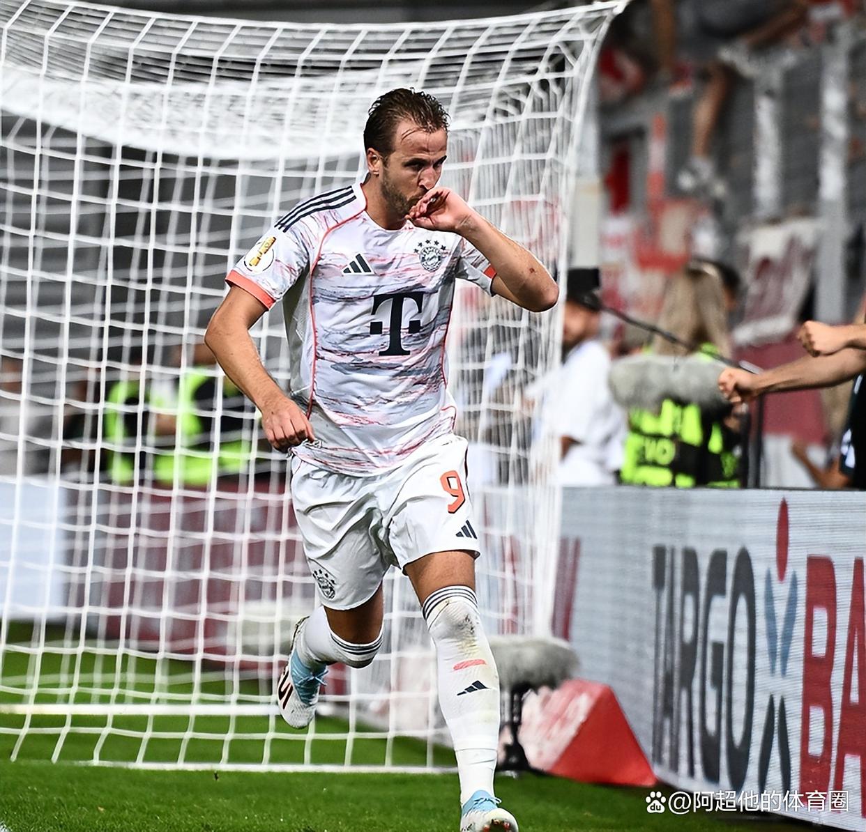 关于曼联发布备战花絮，赛前刷新队史纪录，德国杯任务艰巨，训练强度明显提升的信息